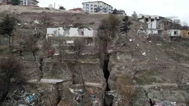 Cracks formed even in the 3.5 magnitude earthquake! Disturbing images from Ankara