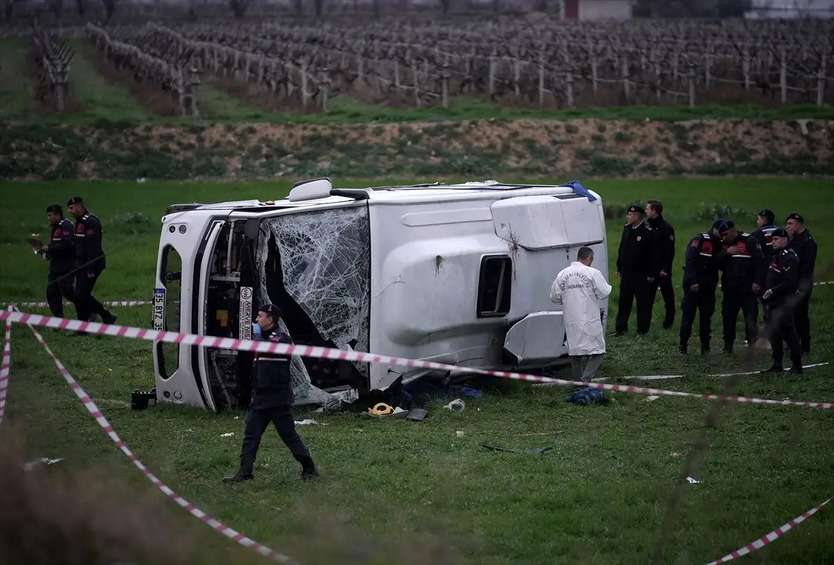 Buldan'da Sporcu Midibüsü Devrildi: 2 Ölü, 26 Yaralı