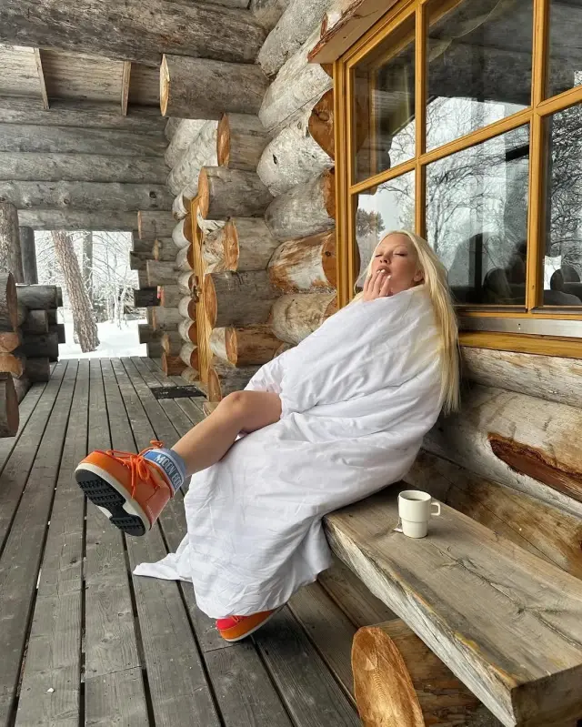 Bold poses with a blanket from Ece Seçkin during her snow vacation