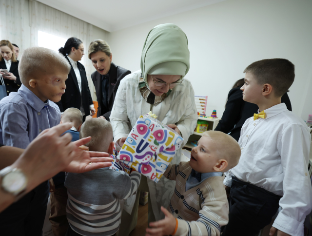 Emine Erdoğan and Zelenska visited war-affected children