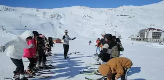 Hakkari'de Öğrencilere Kayak Eğitimi Veriliyor