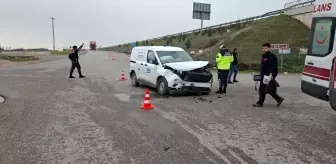 İzmir'de Minibüs ve Hafif Ticari Araç Çarpıştı: 9 Yaralı