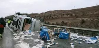 Kırıkkale'de Un Yüklü Tır Devrildi, Sürücü Yaralandı