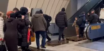 Metrobüs alt geçidini su bastı, vatandaşlar suların içinde yürümek zorunda kaldı