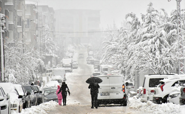 Snow obstacle for flights at Sabiha Gökçen Airport