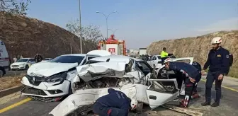 Şanlıurfa'da 4 aracın karıştığı zincirleme trafik kazası kamerada