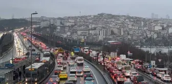 İstanbul'da sabah saatlerinde trafik yoğunluğu yaşanıyor