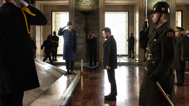 Türkiye'ye ayak basan Zelenski'nin ilk durağı Anıtkabir oldu Türkiye'ye ayak basan Zelenski'nin ilk durağı Anıtkabir oldu