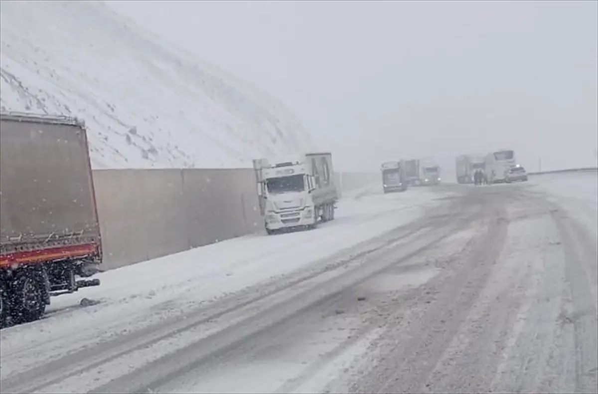 Erzincan'da Kar Yağışı Ulaşımı Aksattı