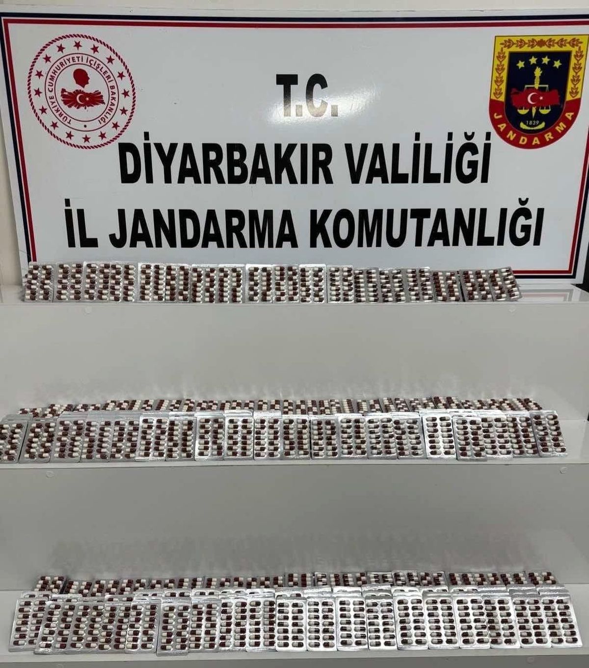 Diyarbakır'da 5 Bin 570 Kapsül Uyuşturucu ile 3 Şüpheli Tutuklandı