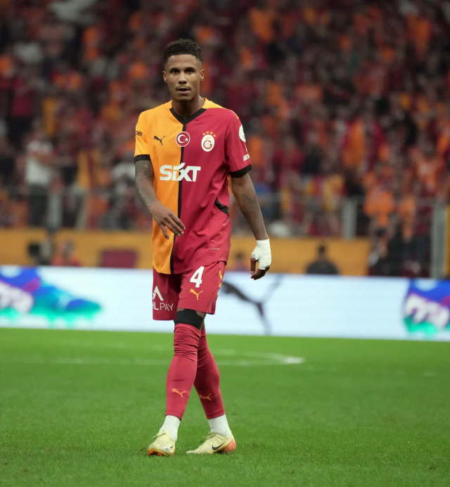 Galatasaray'a yıldız futbolcusundan derbi öncesi kötü haber Galatasaray'a yıldız futbolcusundan derbi öncesi kötü haber