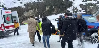 Gümüşhane'de Kar Yağışı Nedeniyle Kamyonet Dereye Yuvarlandı: 5 Yaralı