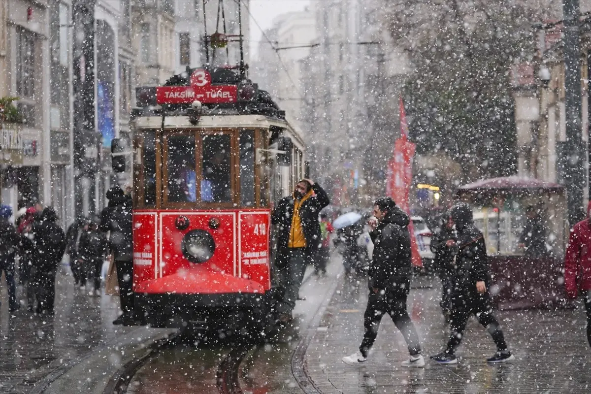 İstanbul'da Kar Yağışı Trafiği Felç Etti