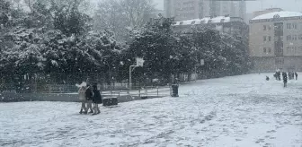 İstanbul'da Kar Yağışı Trafiği Olumsuz Etkiliyor