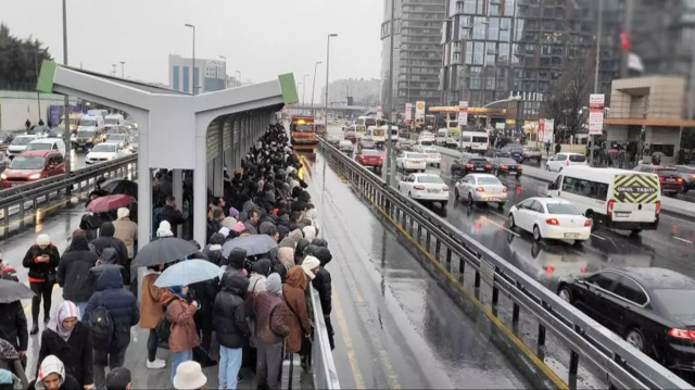 Istanbul residents are stranded on the roads! A crowd formed at the metrobus stop