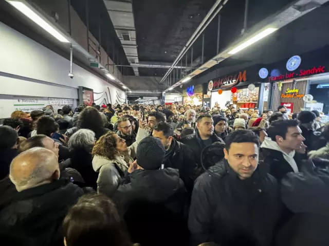 Istanbul residents are stranded on the roads! A crowd formed at the metrobus stop