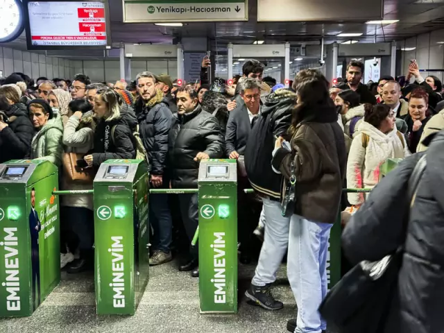 Istanbul residents are stranded on the roads! A crowd formed at the metrobus stop