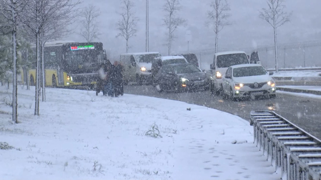 The snowstorm hit Istanbul! Heavy snow is falling in many districts