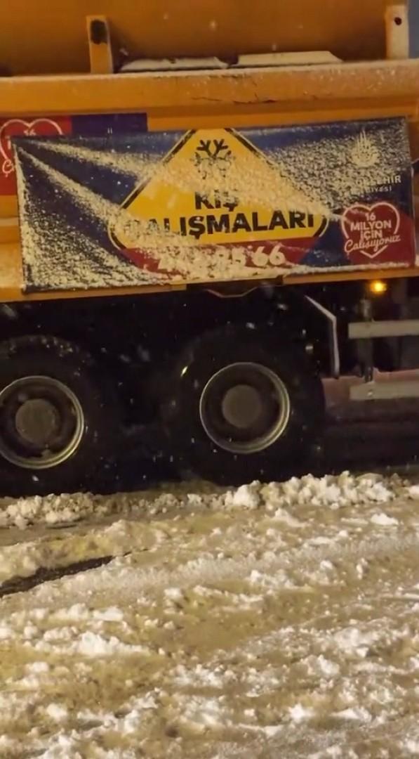 The snow plow vehicle in Istanbul, which was overwhelmed by snow, got stuck on the road