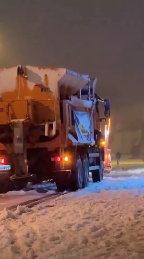 The snow plow vehicle in Istanbul, which was overwhelmed by snow, got stuck on the road