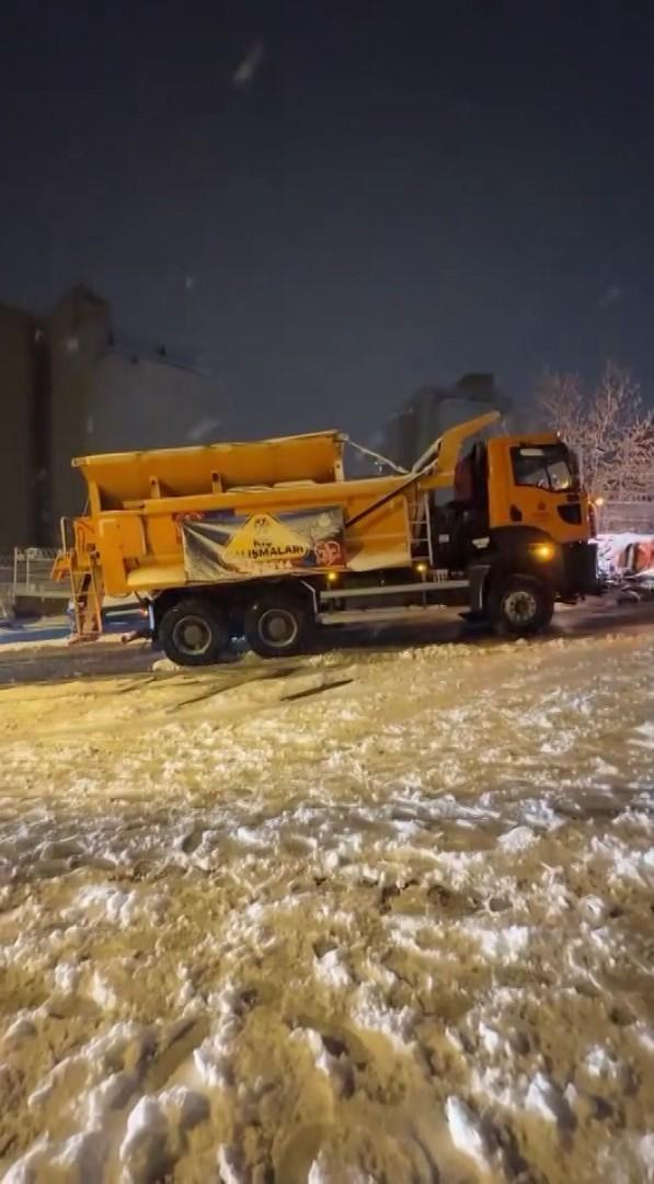 The snow plow vehicle in Istanbul, which was overwhelmed by snow, got stuck on the road