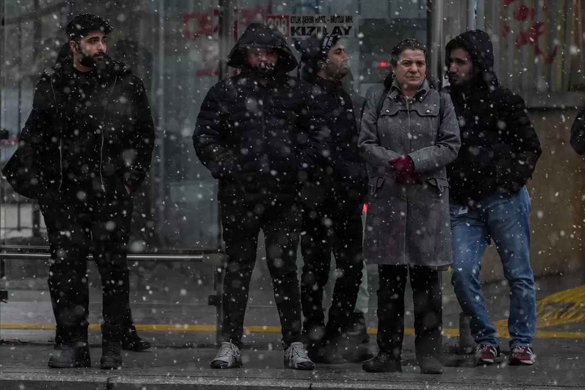 Ankara'da Yoğun Kar Yağışı Etkili Oldu