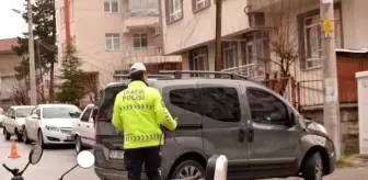 Tavşanlı'da Elektrikli Motosiklet ile Hafif Ticari Araç Çarpıştı: Bir Yaralı