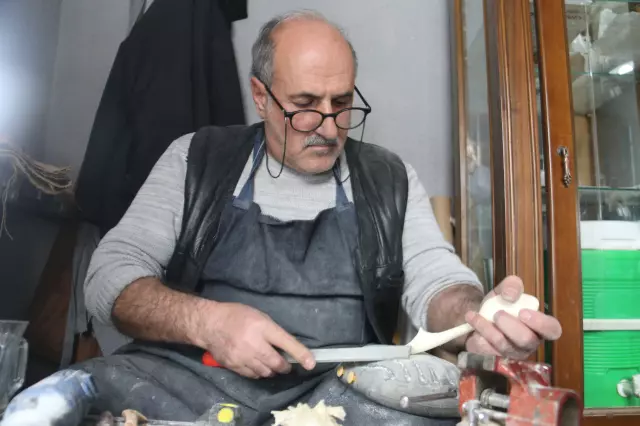 Retired Halit Yıldızeli from Sivas is apprenticing in the art of wooden spoon carving