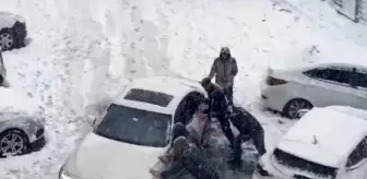 İstanbul Sultangazi'de Kar Yağışı Araçları Kapatınca Vatandaşlar Yardıma Koştu