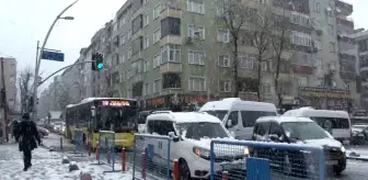 İstanbul Sultangazi'de Kar Yağışı Trafiği Felç Etti