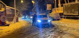 Üsküdar Çamlıca'da Yoğun Kar Yağışı Sürücülere Zor Anlar Yaşattı