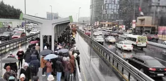 İstanbul'da Kar Yağışı Nedeniyle Toplu Taşıma Yoğunluğu Yaşanıyor