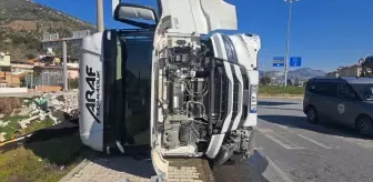 Söke'de Tır Devrildi, Sürücü Hastaneye Kaldırıldı