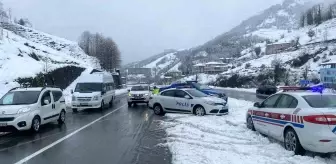 Artvin'de Yoğun Kar Yağışı Ulaşımı Olumsuz Etkiledi