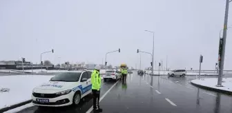 Iğdır'da Yoğun Kar Yağışı Ulaşımı Etkiliyor