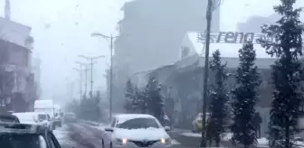 Ağrı'nın Patnos İlçesinde Yoğun Kar Yağışı Ulaşımı Engelledi