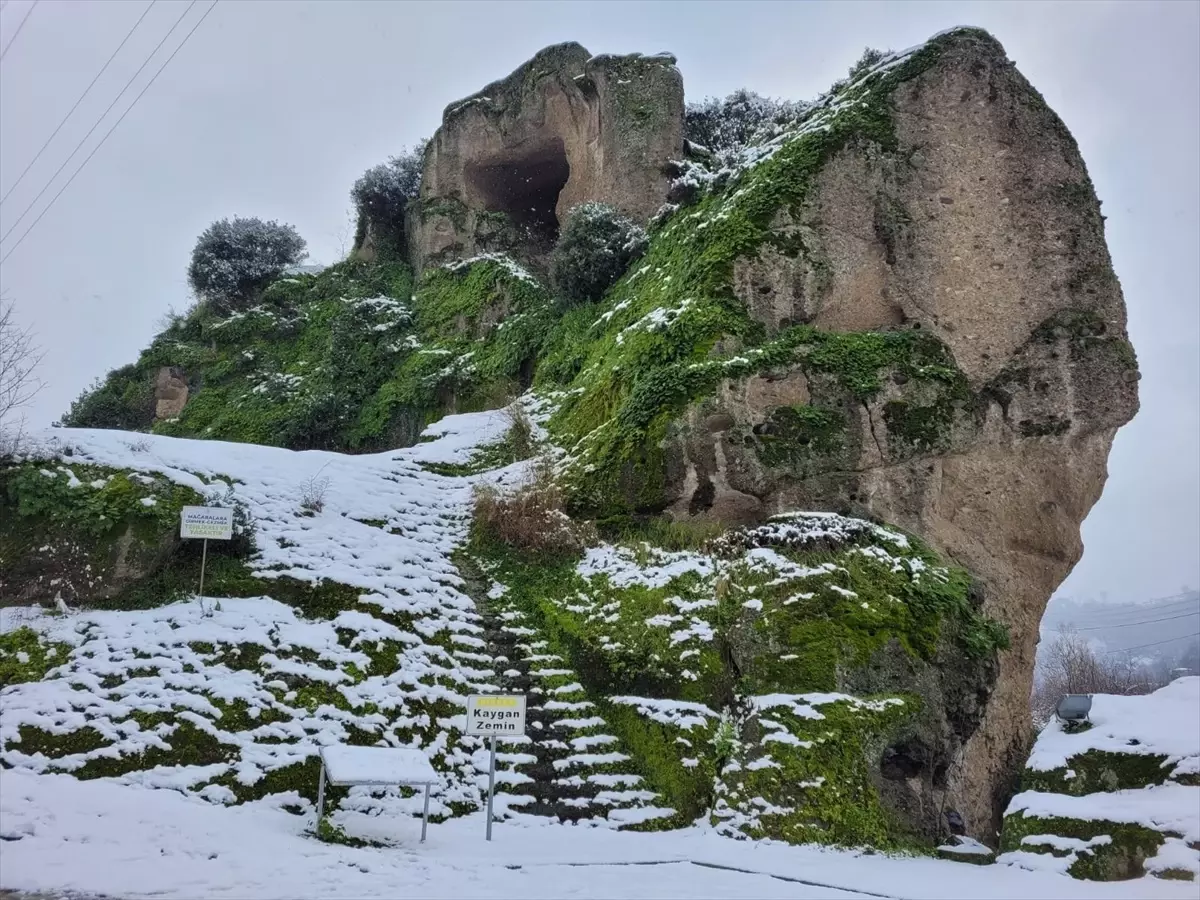 Tekkeköy Mağaraları Karla Kaplandı, Doğaseverler Eğlencenin Tadını Çıkarıyor