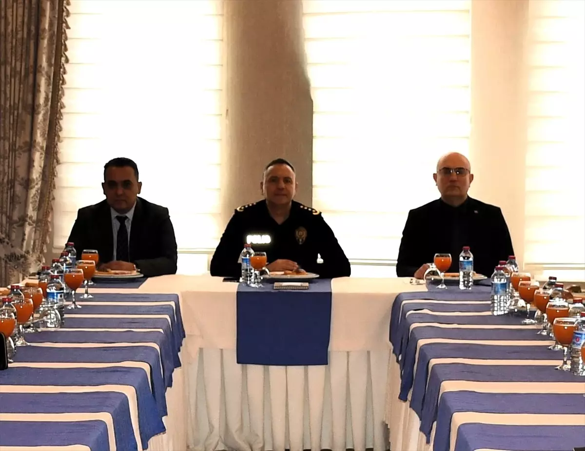 Bilecik İl Emniyet Müdürü Muhtarlarla Huzur Toplantısı Düzenledi