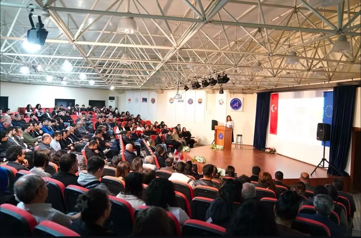 Finike'de Afet Semineri ile Toplum Bilinçlendiriliyor