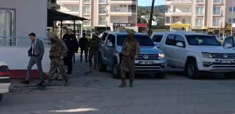 Adana'da balkondan ateş edip kendini eve kilitleyen polisi emniyet müdürü ikna etti