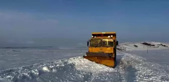 Ardahan'da Kar ve Buzlanma Nedeniyle Yolda Mahsur Kalan Araçlar