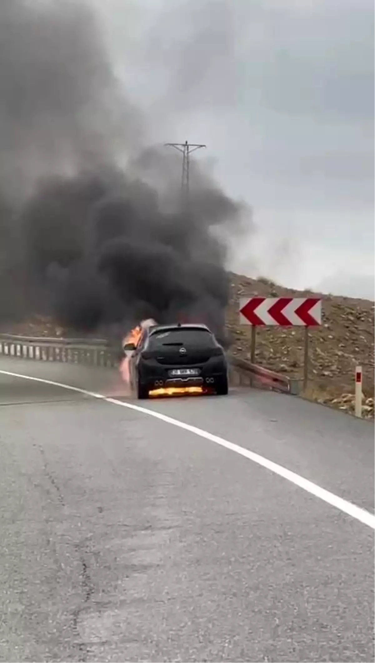 Batman'da Seyir Halindeki Otomobil Yandı