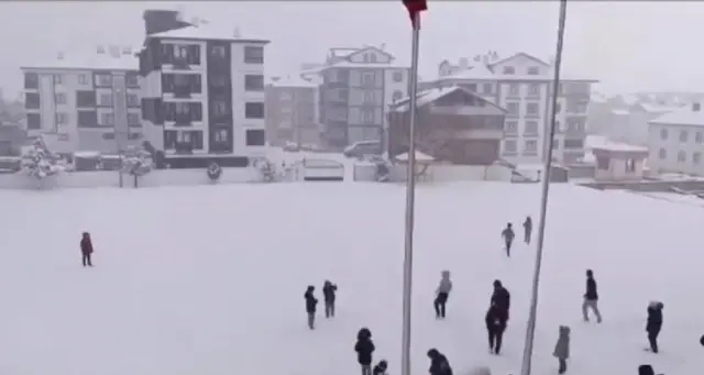 The Principal in Bolu Took Students Out to Play Snowball