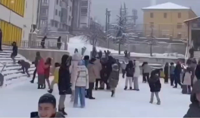 The Principal in Bolu Took Students Out to Play Snowball