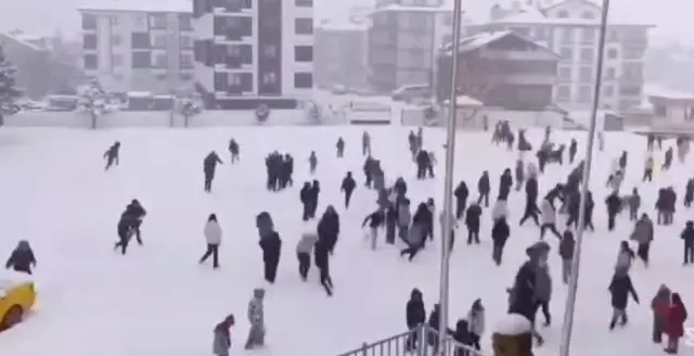 The Principal in Bolu Took Students Out to Play Snowball