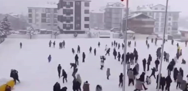 The Principal in Bolu Took Students Out to Play Snowball