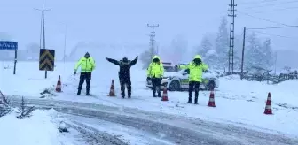 Bolu Dağı'nda Yoğun Kar Yağışı ve Kazalar Nedeniyle D-100 Yoluna Kapandı