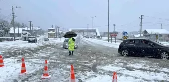 Düzce'de Yoğun Kar Yağışı Nedeniyle Bolu Dağı Trafiğe Kapandı