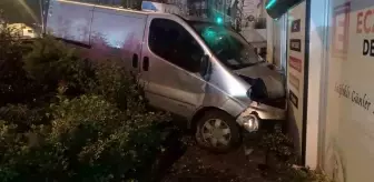 Bursa'da Trafik Kazası: Hafif Ticari Araç Eczanenin Bahçesine Daldı