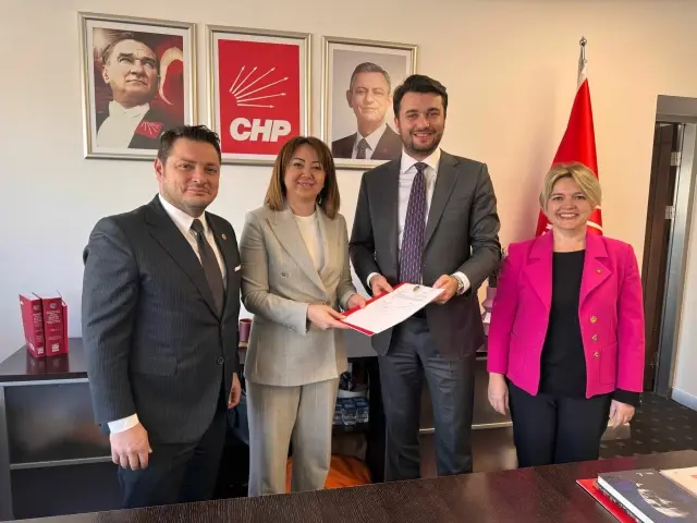 Ekrem İmamoğlu CHP'nin cumhurbaşkanı adayı olmak için resmen başvuru yaptı